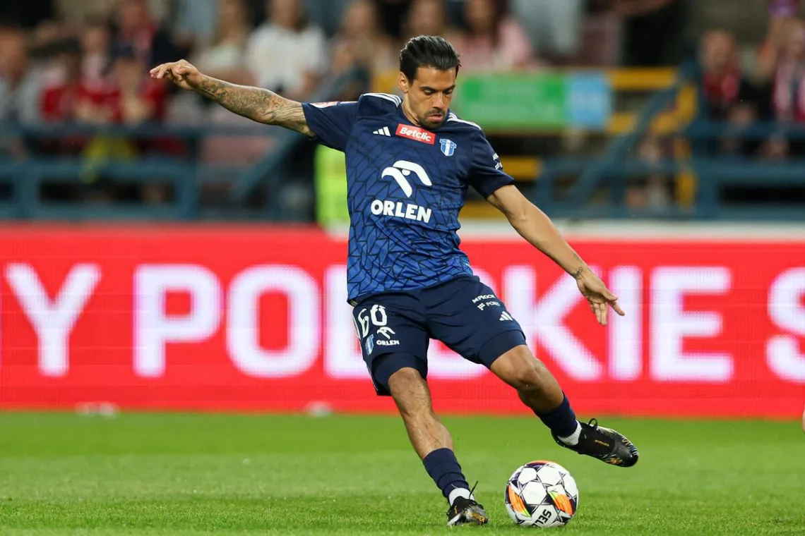 Salvador-oddajacy-strzal-w-meczu-z-Wisla-Krakow