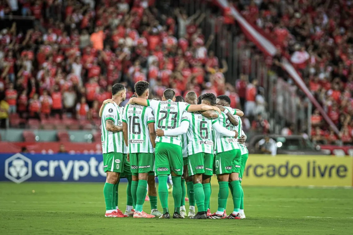 Zawodnicy-Atletico-Nacional-w-starciu-Copa-Libertadores-z-brazylijskim-Internacional-2025-foto-Alamy