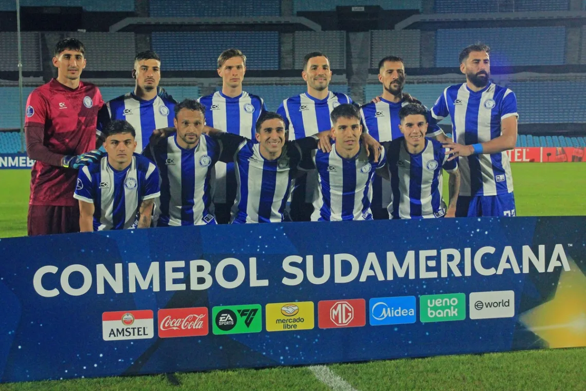 Cerro-Largo-urugwajska-druzyna-podczas-grupowego-starcia-z-Victoria-w-Copa-Sudamericana-2025-foto-Alamy