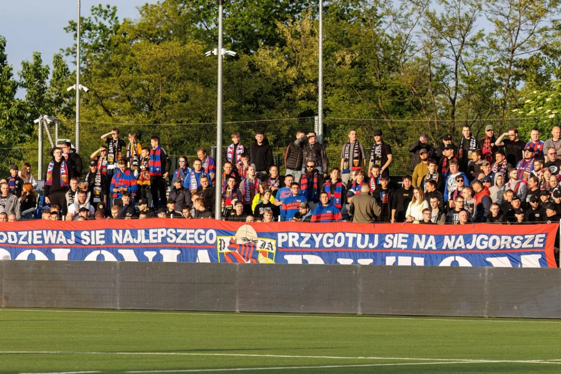 Kibice-Polonii-Bytom-podczas-meczu-z-Wieczysta-Krakow-w-drugiej-lidze-polskiej-foto-Alamy