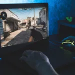 Gracz podczas gry w CS:GO