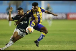 Zawodnik-ekwadorskiego-Delfinu-w-starciu-z-graczem-z-brazyliskiego-Palmeiras-z-meczu-w-2020-w-Copa-Libertadores-foto-Alamy