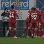Zawodnicy-Widzewa-cieszacy-sie-po-golu-zdobytym-z-Radomiakiem-foto-Alamy