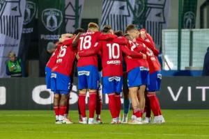 Kwietniowe-starcie-pomiedzy-Puszcza-Niepolomice-a-Rakowem-Czestochowa-w-polskiej-ekstraklasie-2025-foto-Alamy