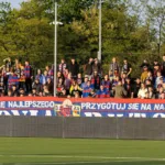 Kibice-Polonii-Bytom-podczas-meczu-z-Wieczysta-Krakow-w-drugiej-lidze-polskiej-foto-Alamy