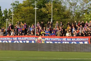 Kibice-Polonii-Bytom-podczas-meczu-z-Wieczysta-Krakow-w-drugiej-lidze-polskiej-foto-Alamy