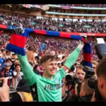 Dean-Henderson-swietujacy-z-kibicami-Crystal-Palace-zdobycie-Pucharu-Angli-w-2025-foto-Alamy