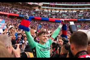 Dean-Henderson-swietujacy-z-kibicami-Crystal-Palace-zdobycie-Pucharu-Angli-w-2025-foto-Alamy