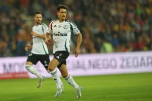 Kapustka-wybiegajacy-na-pozycje-w-meczu-z-Banikiem-Ostrawa