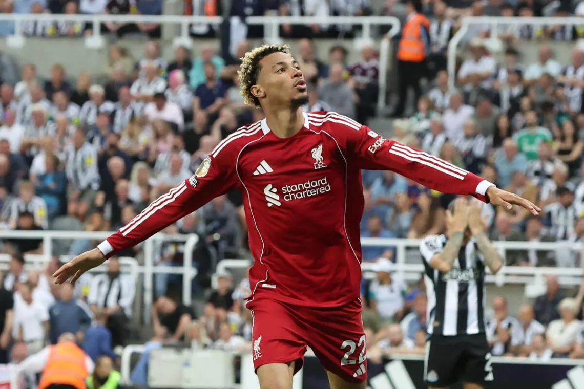Ekitike-po-strzeleniu-gola-na-stadionie-Newcastle