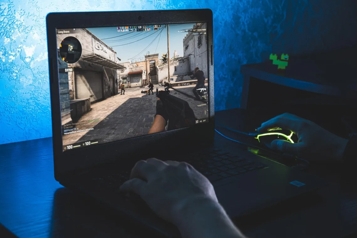 Gracz podczas gry w CS:GO