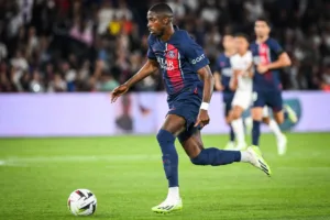 Dembele-prowadzacy-pilke-w-meczu-PSG-Nice