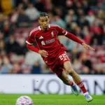 Ekitike-prowadzi-pilke-w-debiucie-na-Anfield