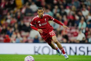 Ekitike-prowadzi-pilke-w-debiucie-na-Anfield