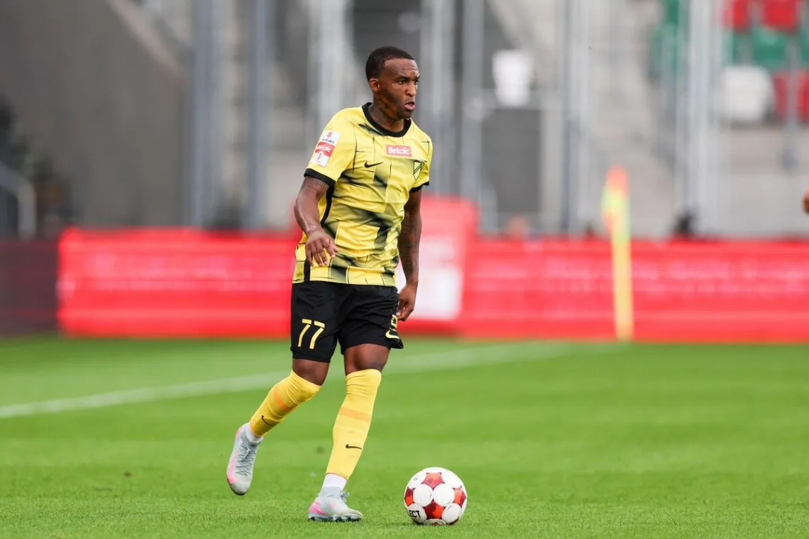 Semedo-prowadzacy-pilke