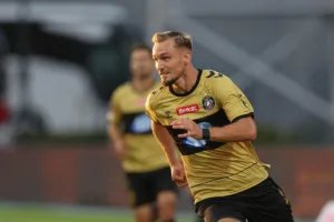 Zjawinski-biegnacy-do-pilki-w-meczu-Polonii-ze-Stala-Mielec