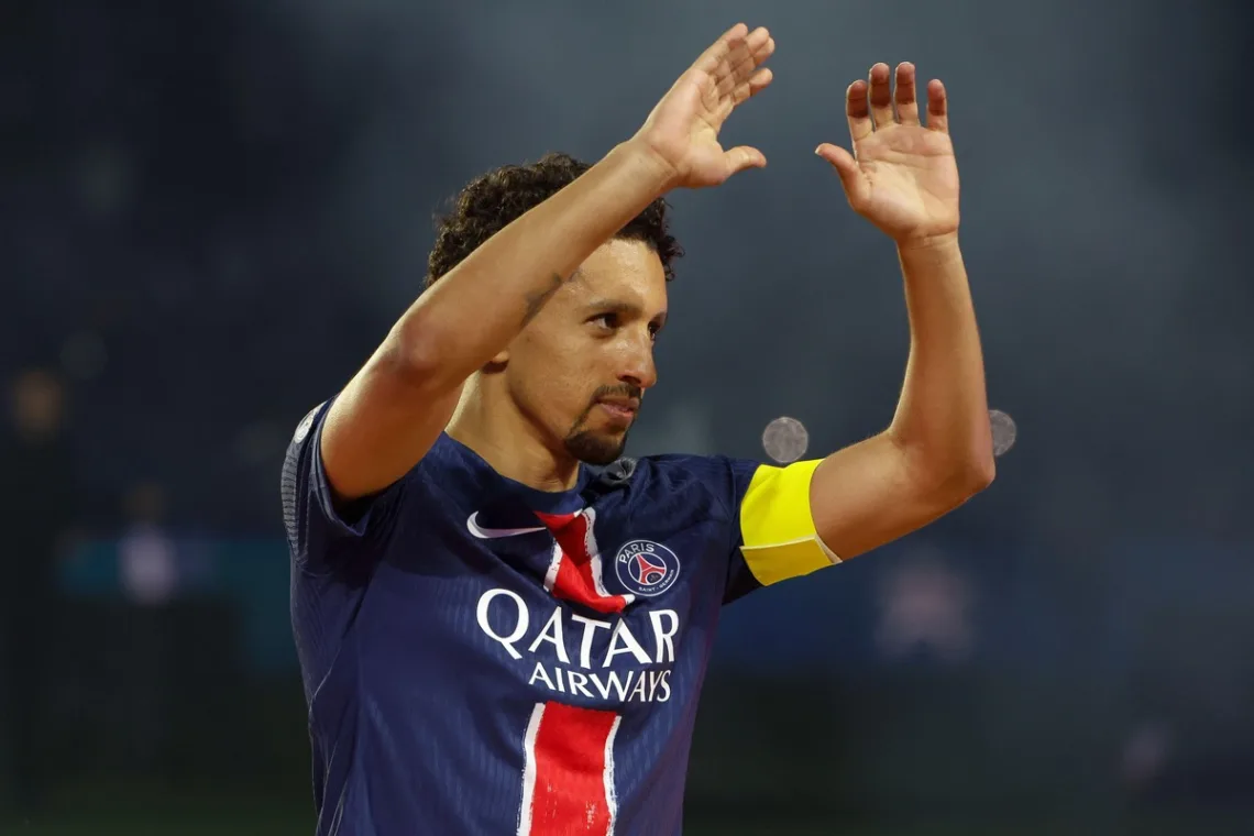 Marquinhos podczas ceremonii zwyciezcy Ligue 1