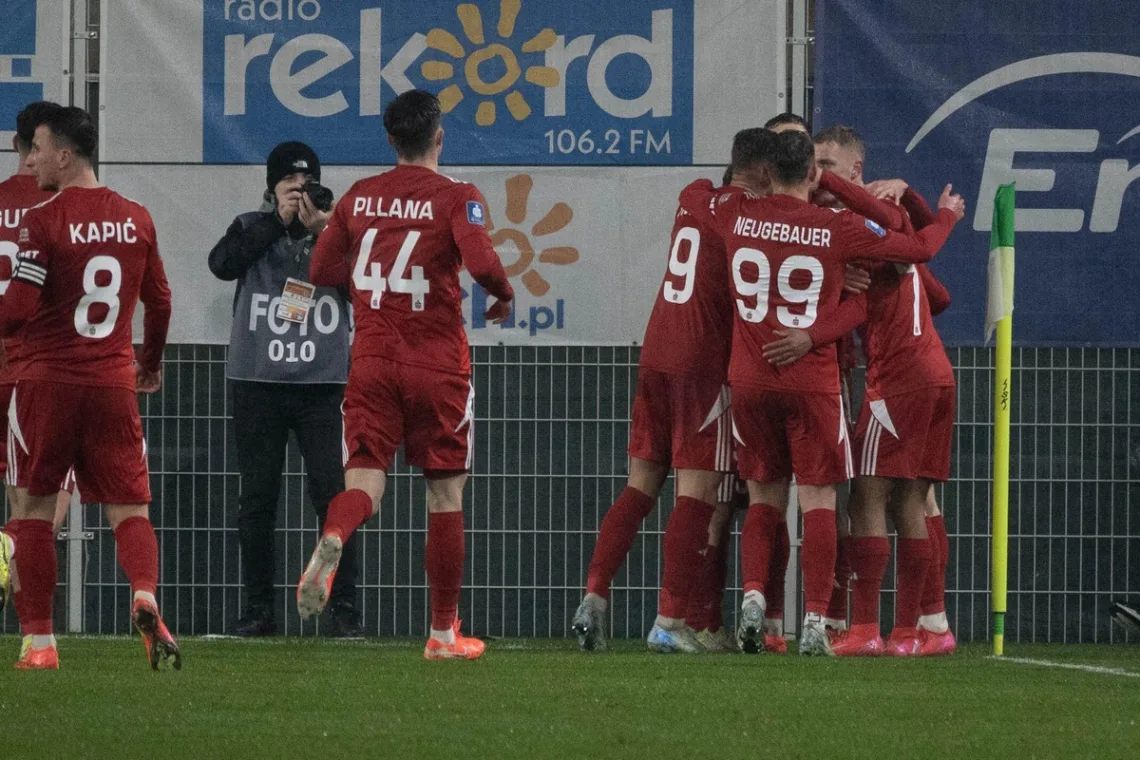 Zawodnicy-Widzewa-cieszacy-sie-po-golu-zdobytym-z-Radomiakiem-foto-Alamy
