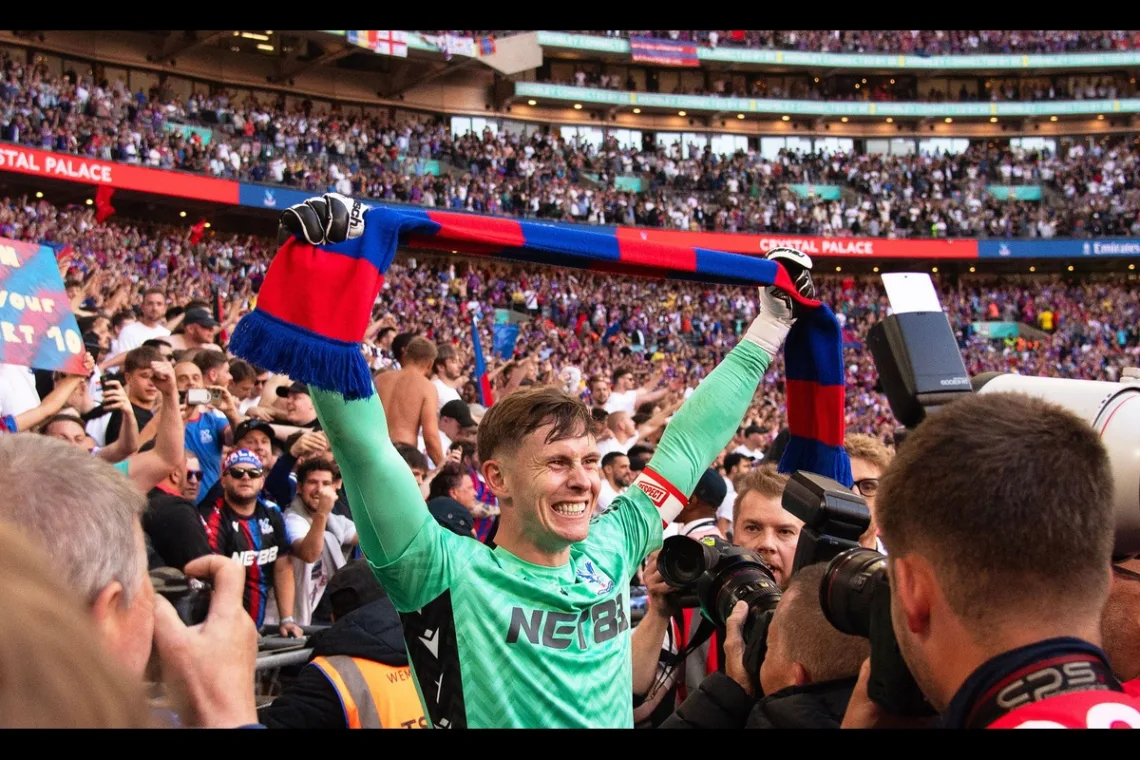 Dean-Henderson-swietujacy-z-kibicami-Crystal-Palace-zdobycie-Pucharu-Angli-w-2025-foto-Alamy
