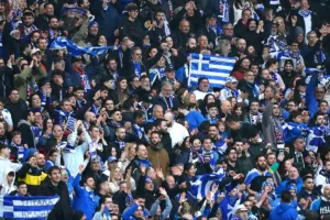 Kibicie-Grecji-podczas-rewanzowego-starcia-ze-Szkocja-w-Lidze-Narodwo-foto-Alamy