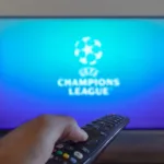 Grafika przedstawiająca telewizor z Ligą Mistrzów na ekranie
