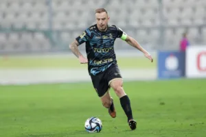 Grosicki-prowadzacy-pilke