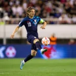 Modric-podajacy-pilke