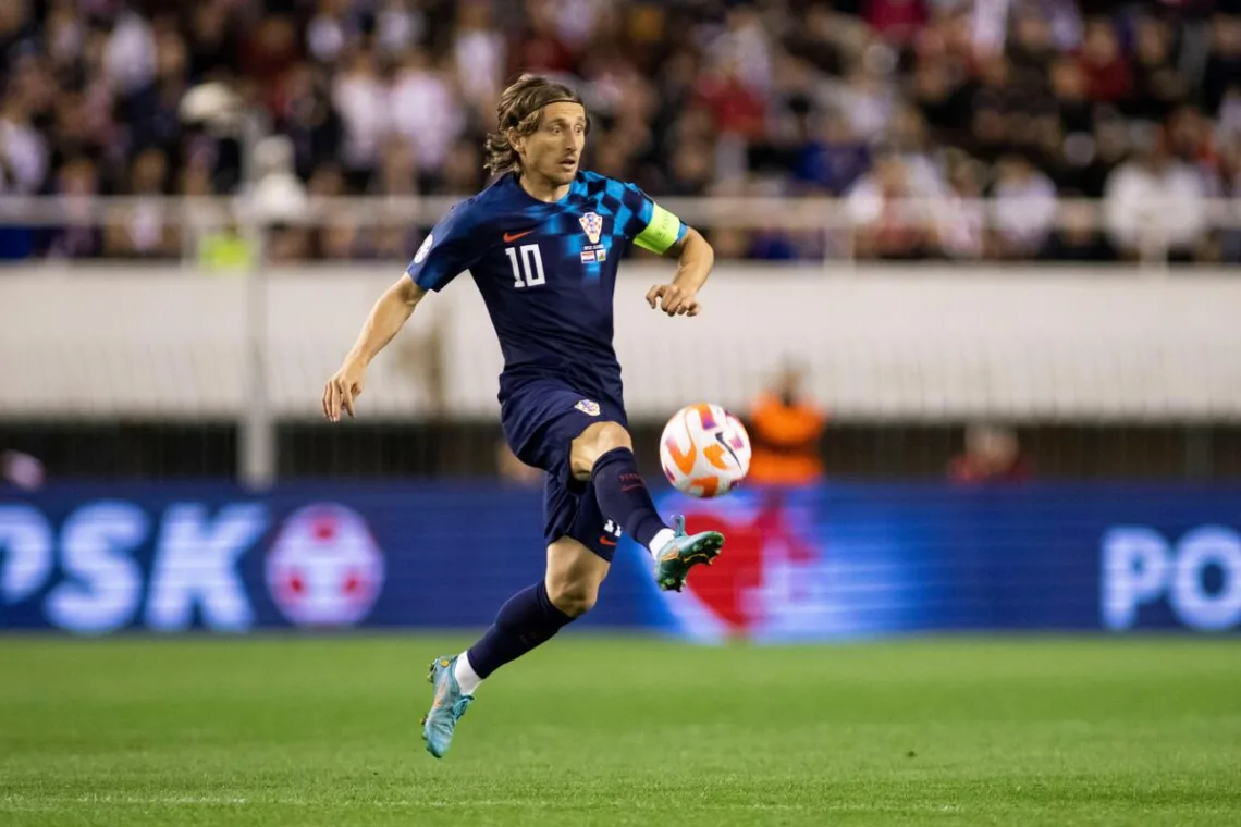 Modric-podajacy-pilke