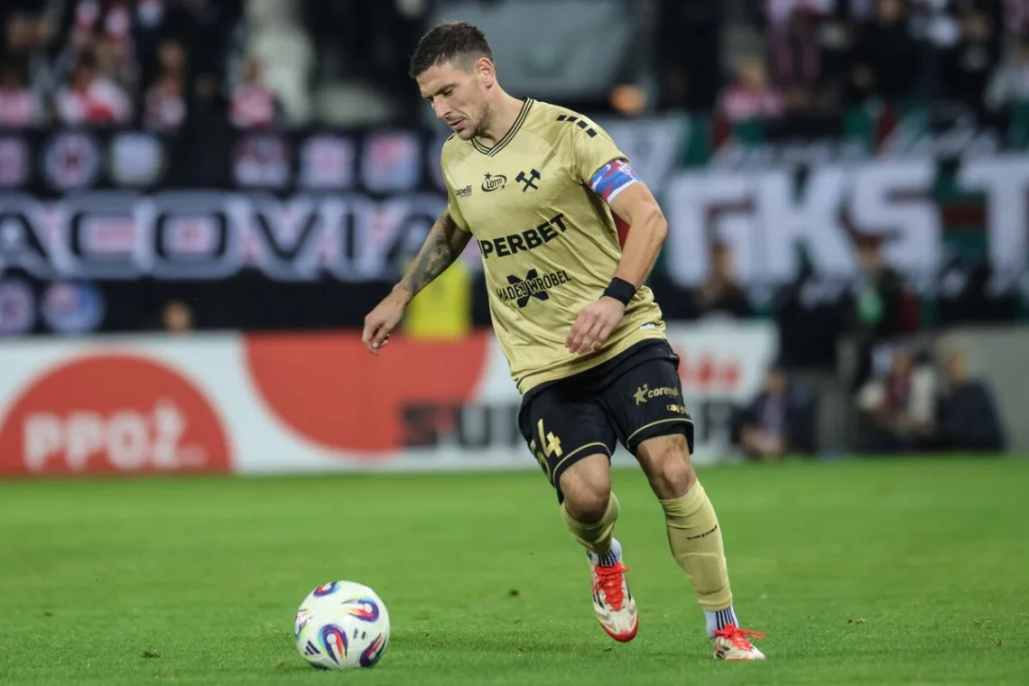 Janza-prowadzacy-pilke