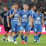 Pilkarze-Ruchu-Chorzow-po-przegranym-meczu-z-Wisla-Krakow-sezon-2024-2025-foto-Alamy