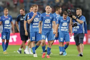 Pilkarze-Ruchu-Chorzow-po-przegranym-meczu-z-Wisla-Krakow-sezon-2024-2025-foto-Alamy