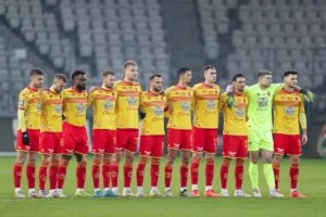 Pilkarze-Jagielloni-Bialystok-podczas-wyjazdowego-meczu-z-Puszcza-Niepolomice-2024-2025-foto-Alamy