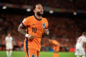 Depay-podczas-meczu-Holandia-Polska