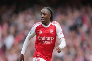 Eze-biegnacy-do-pilki