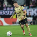 Janza-prowadzacy-pilke