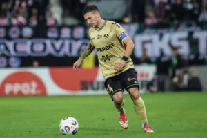 Janza-prowadzacy-pilke