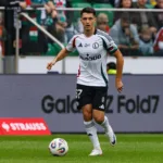 Kapustka-prowadzacy-pilke
