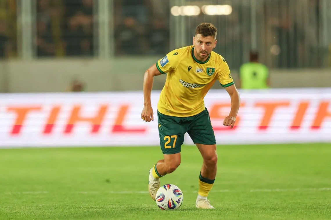 Nowak-prowadzacy-pilki