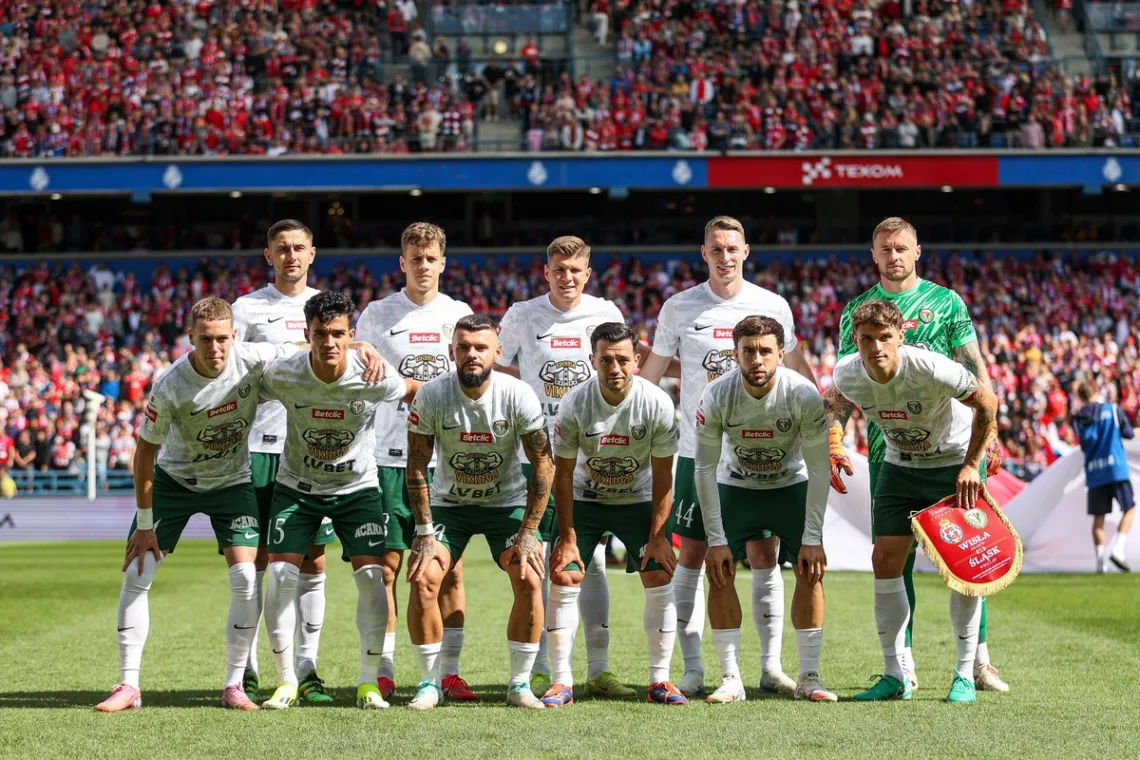 Druzyna-Slaska-Wroclaw-podczas-przegranego-starcia-z-Wisla-Krakow-zero-do-pieciu-2025-foto-Alamy