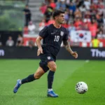 Pulisic-prowadzacy-pilke