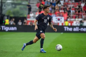 Pulisic-prowadzacy-pilke