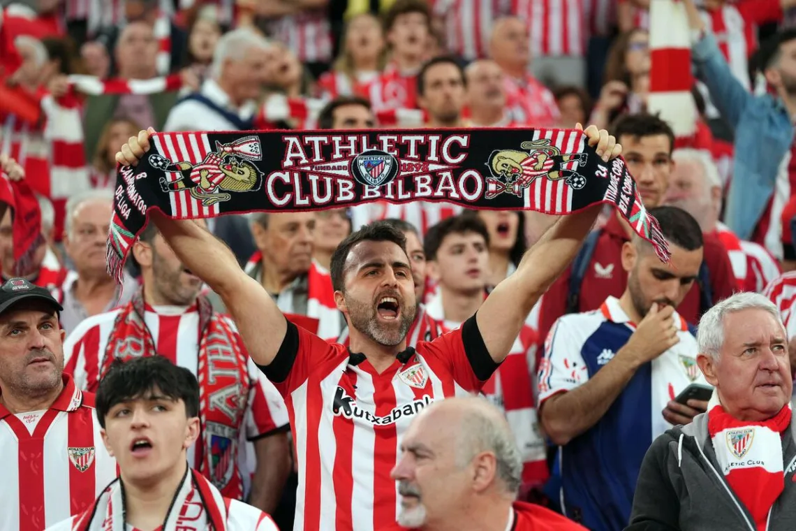 Kibice-Athletic-Bilbao-podczas-polfinalowego-starcia-w-Lidze-Europy-2025-foto-Alamy