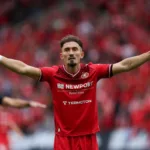 Zeqiri-unoszacy-rece-w-gescie-niezadowolenia