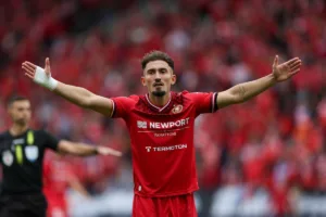 Zeqiri-unoszacy-rece-w-gescie-niezadowolenia