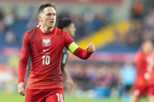 Zielinski-z-opaska-kapitanska-podczas-meczu-z-Nowa-Zelandia