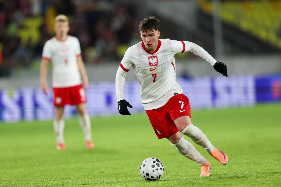 Oskar-Pietuszewski-pomocnik-Polski-do-lat-21-ze-spotkania-eliminacji-z-Czarnogora-U-21-2025-foto-Alamy