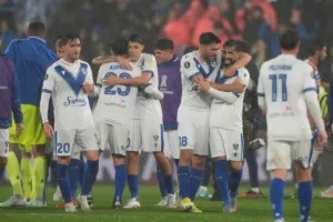 Pilkarze-Velez-Sarsfield-cieszący-się-po-wyeliminowaniu-brazylijskiej-Fortalezy-z-Copa-Libertadores-2025-foto-Alamy