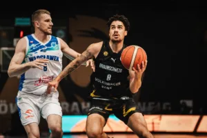 Joshua Obiesie mit Justas Furmanavicius