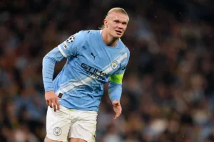 Haaland-biegnacy-do-pilki