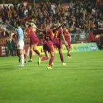 Zawodniczki-Romy-swietuja-wygrana-w-derbowym-pojedynku-z-Lazio-2025-foto-Alamy